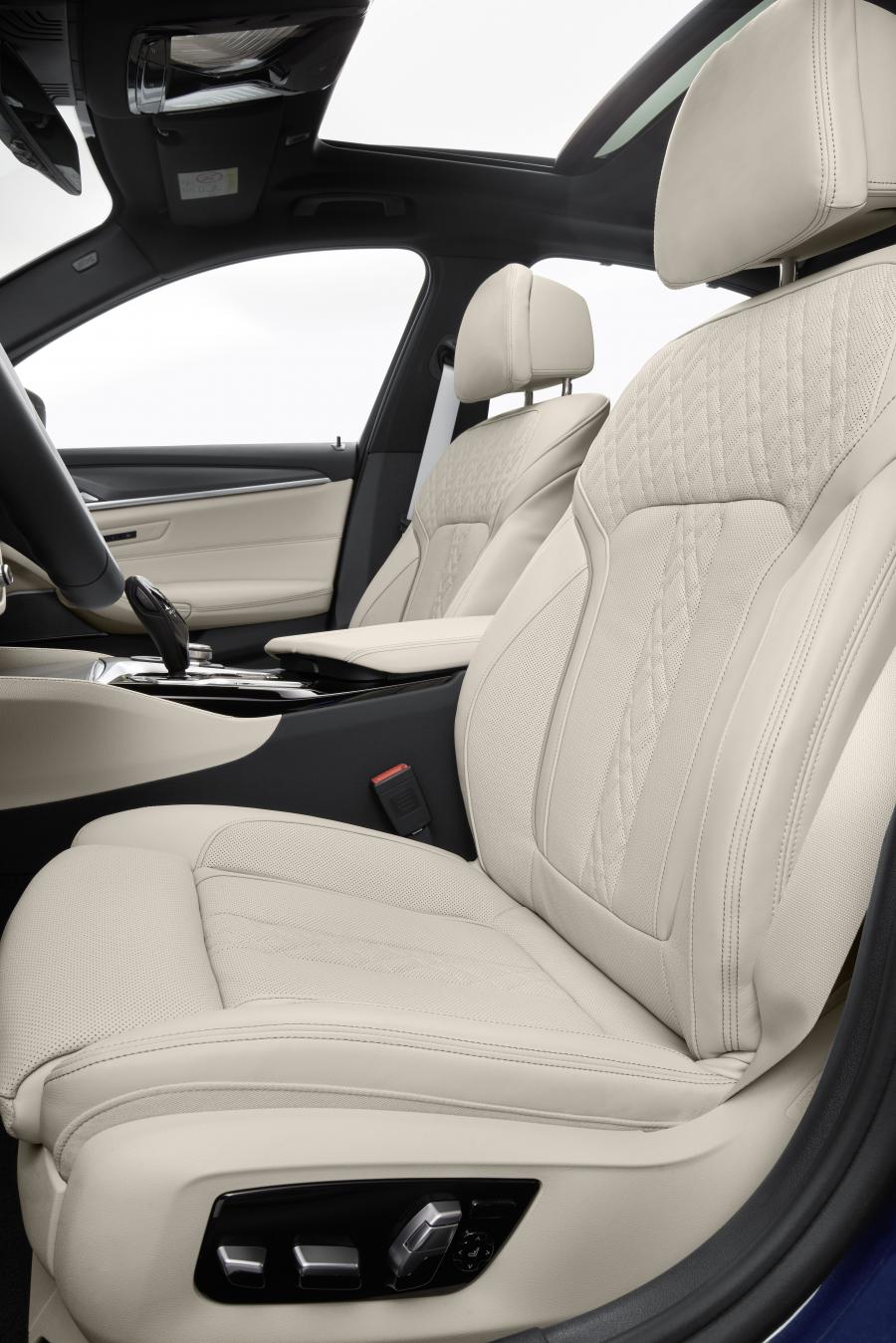 Интерьер BMW 530e xDrive M Sport (G30) 2020 года  (WW) (фото 71 из 78)